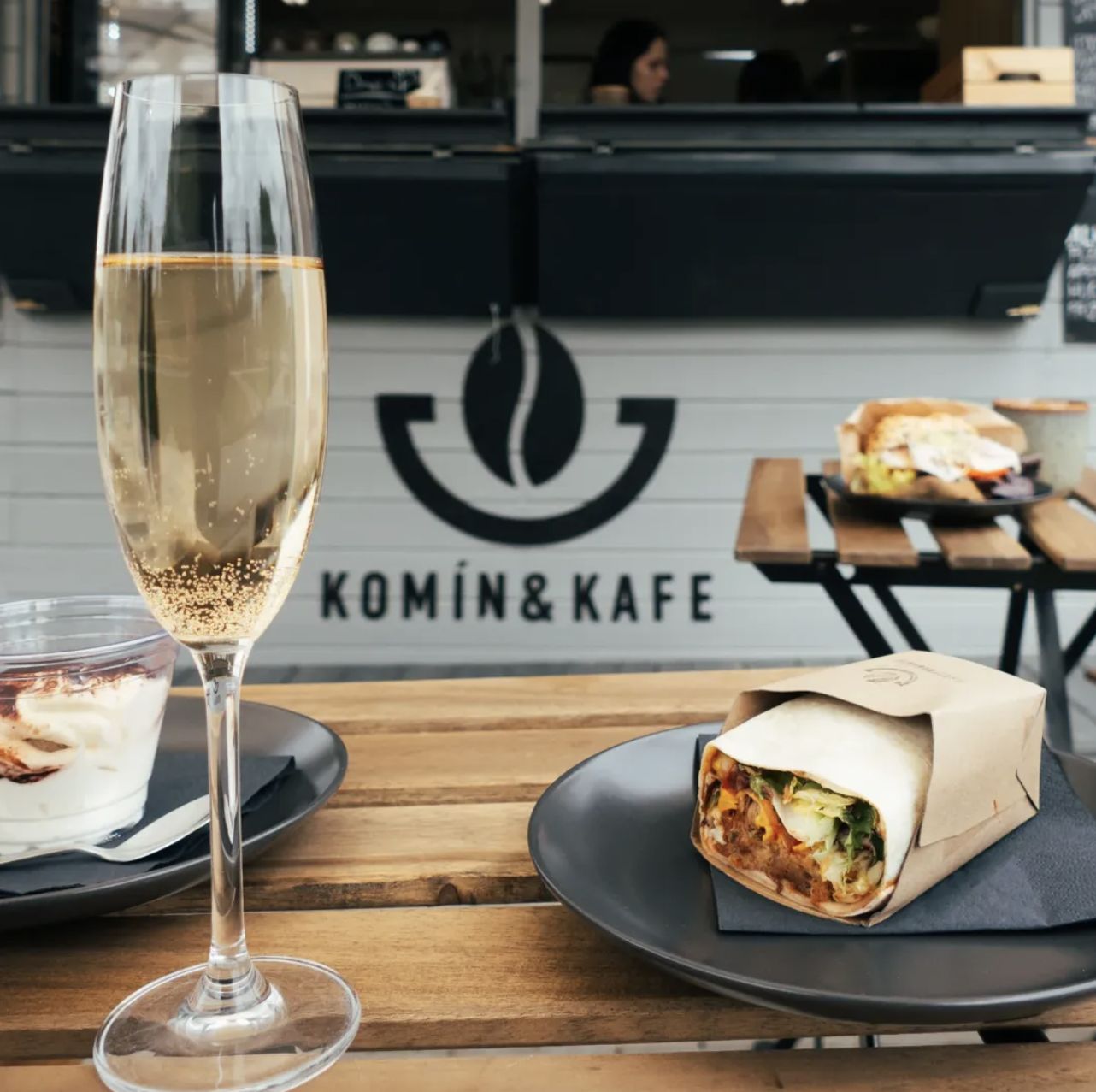 Letní stánek KOMÍN&KAFE u dopravního hřiště v Brně-Komíně