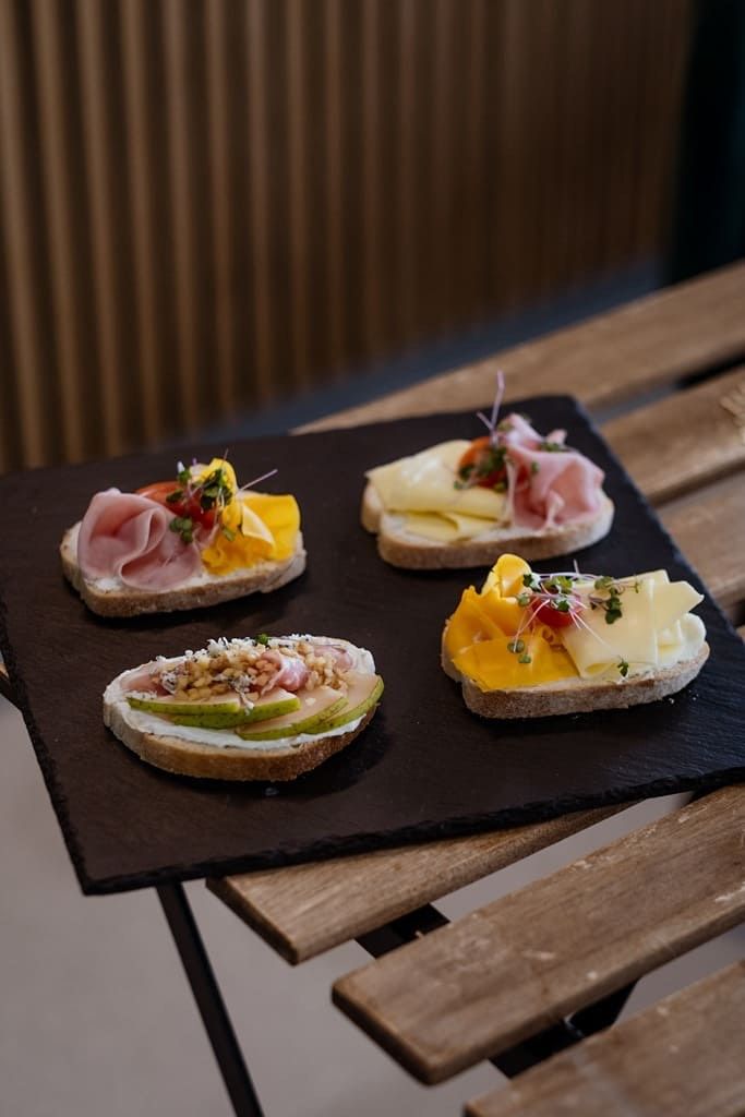 Dezerty a dorty v kavárně Kantýna Kafe Brno