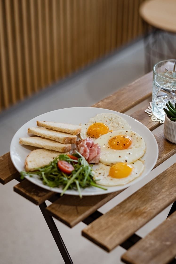 Venkovní posezení v kavárně Kantýna Kafe Brno – výhled na výstaviště